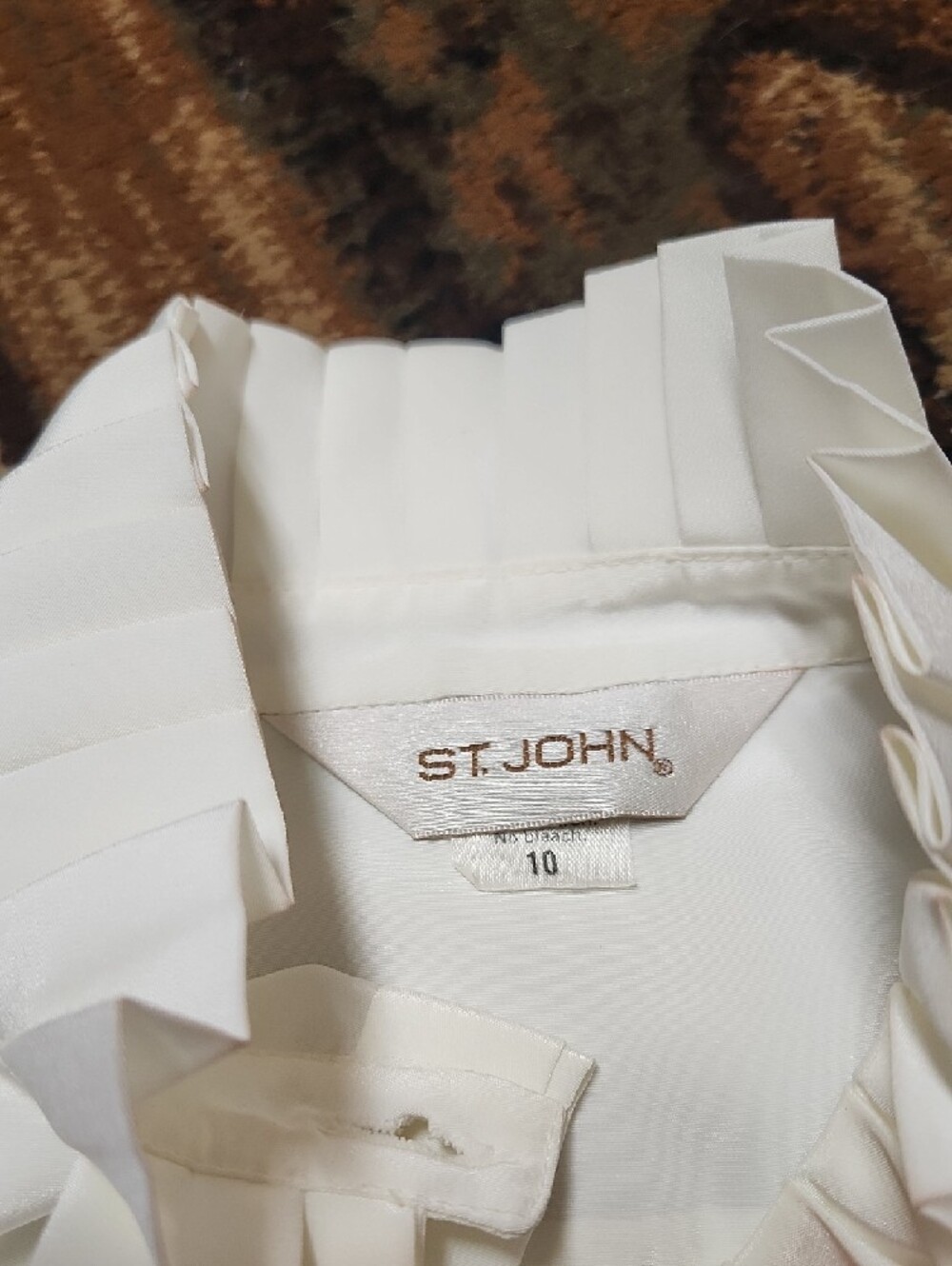 St. John White Pleated-Cuff Button-Down Shirt - Picture 6 of 12